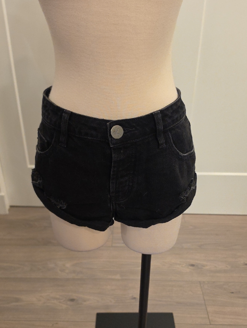 One Teaspoon women’s  Black wash  Distressed Denim Shorts size 24 EUC